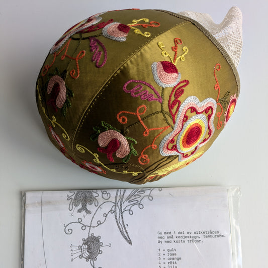 Kinda bindmössa broderisats med beskrivning
