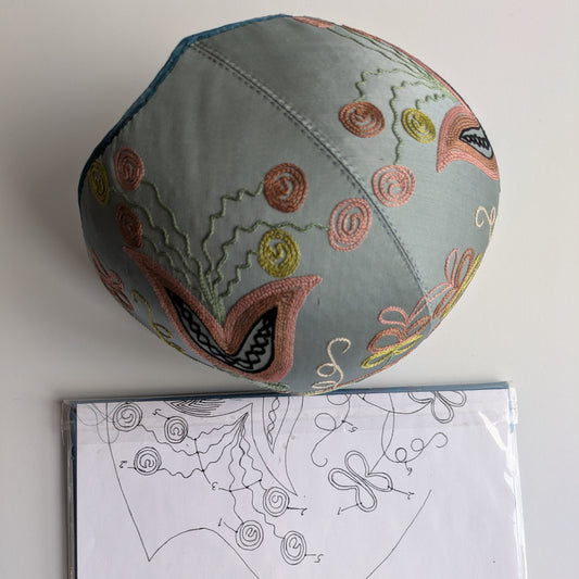 Kinda bindmössa broderisats med beskrivning, blå