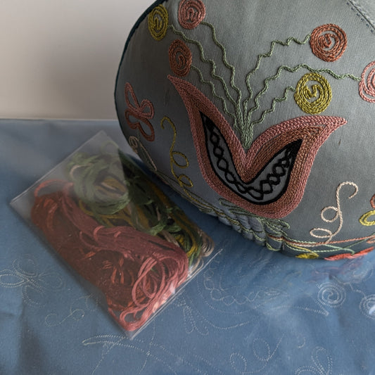 Kinda bindmössa broderisats med beskrivning, blå