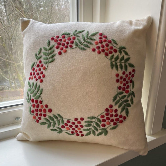 Rönnbär, broderikit kudde