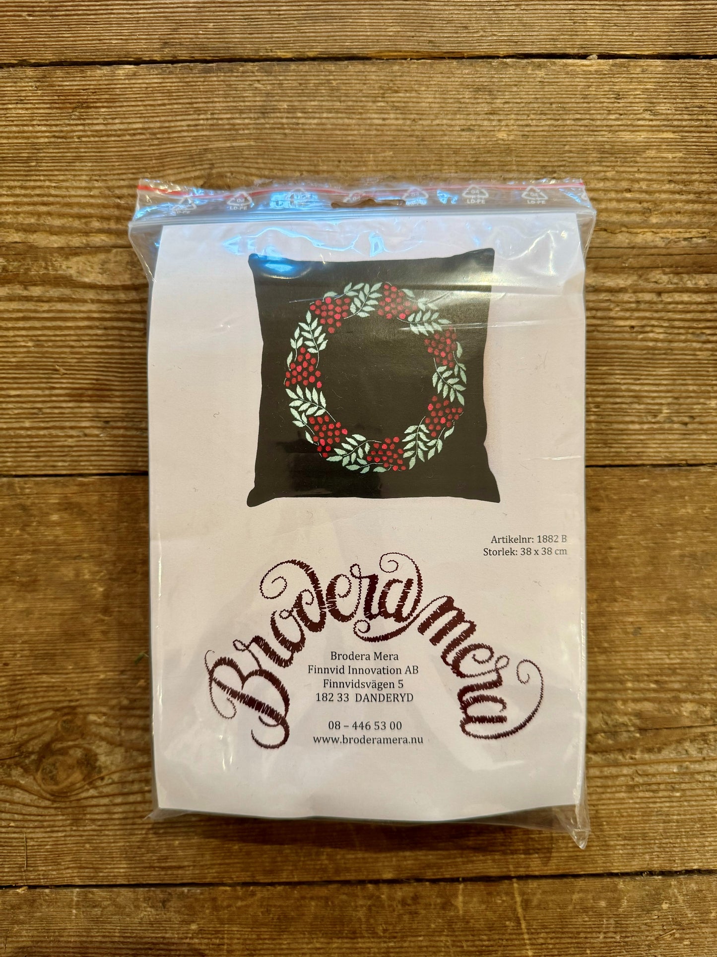 Rönnbär, broderikit kudde