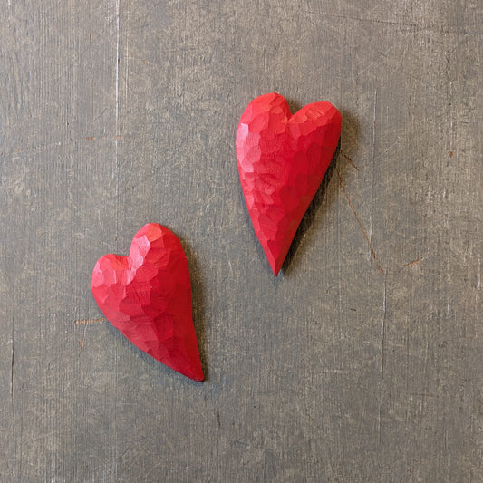 Rött magnethjärta i trä