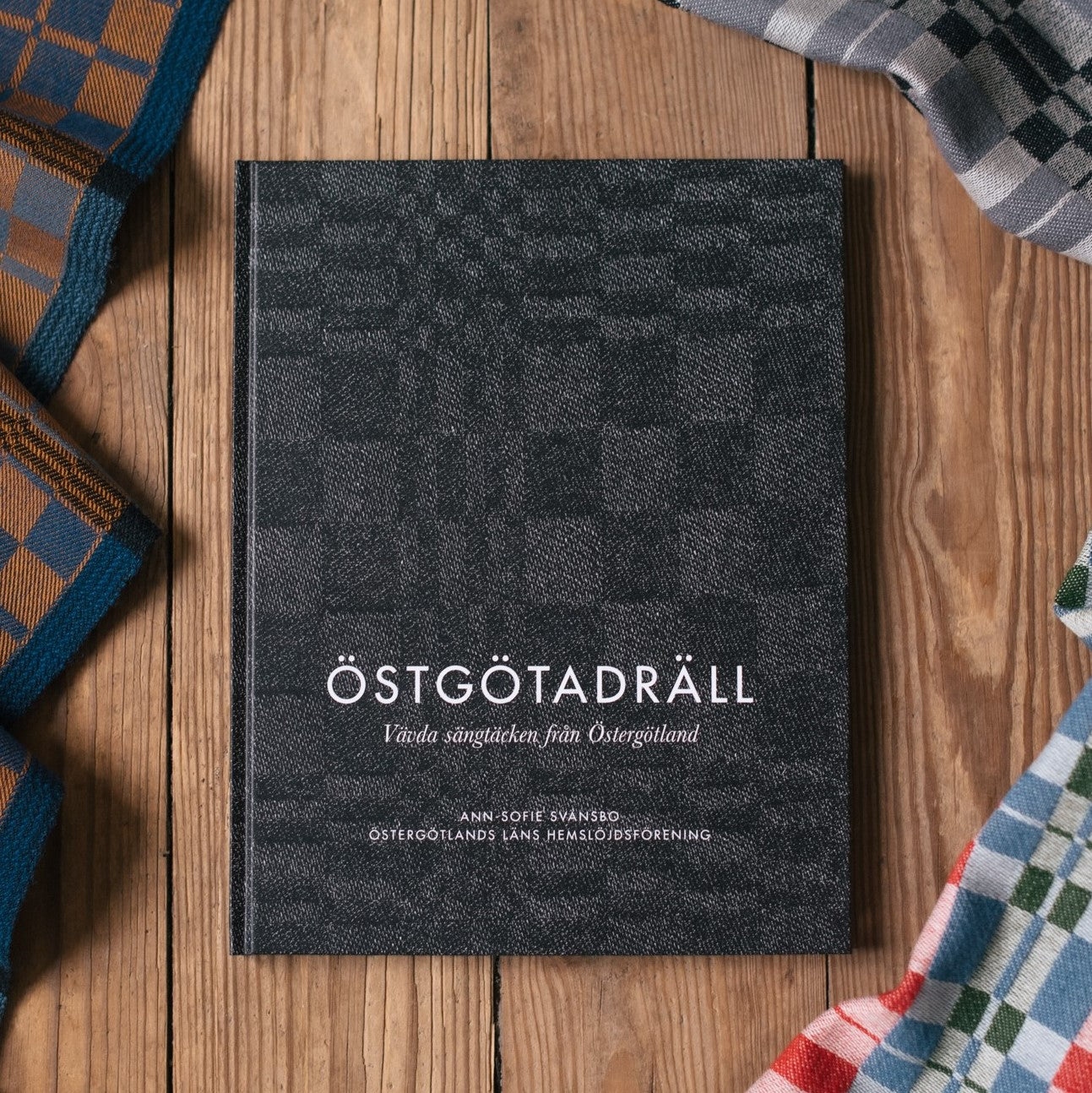 Östgötadräll – Vävda sängtäcken från Östergötland