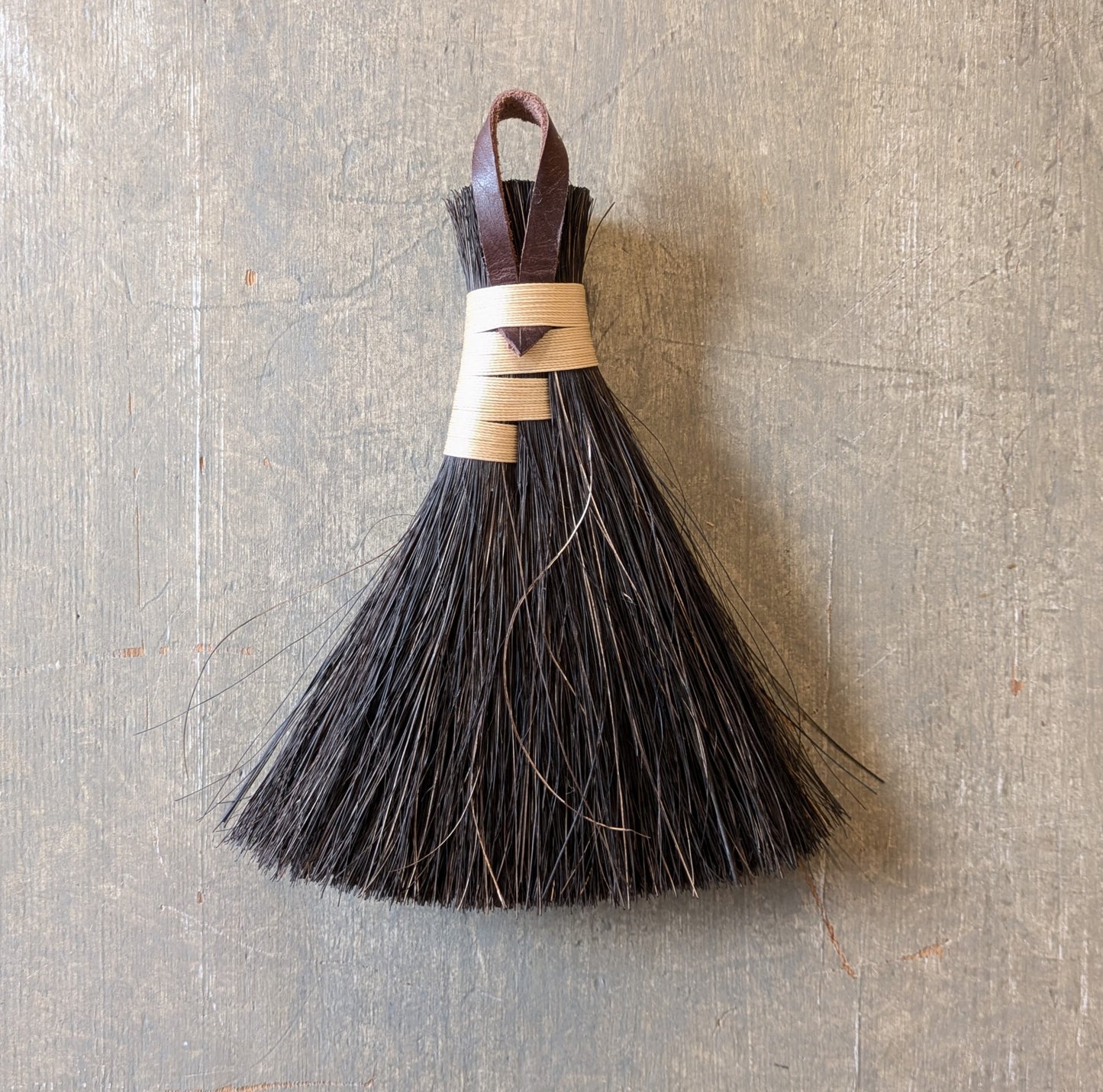 Liten handgjord borste i arenga