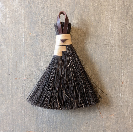 Liten handgjord borste i arenga