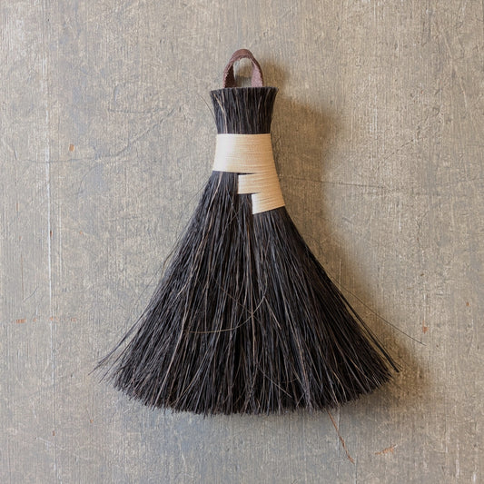 Liten handgjord borste i arenga