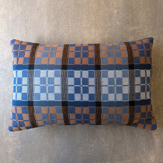 Handvävd kudde i Östgötadräll  30 x 50 cm