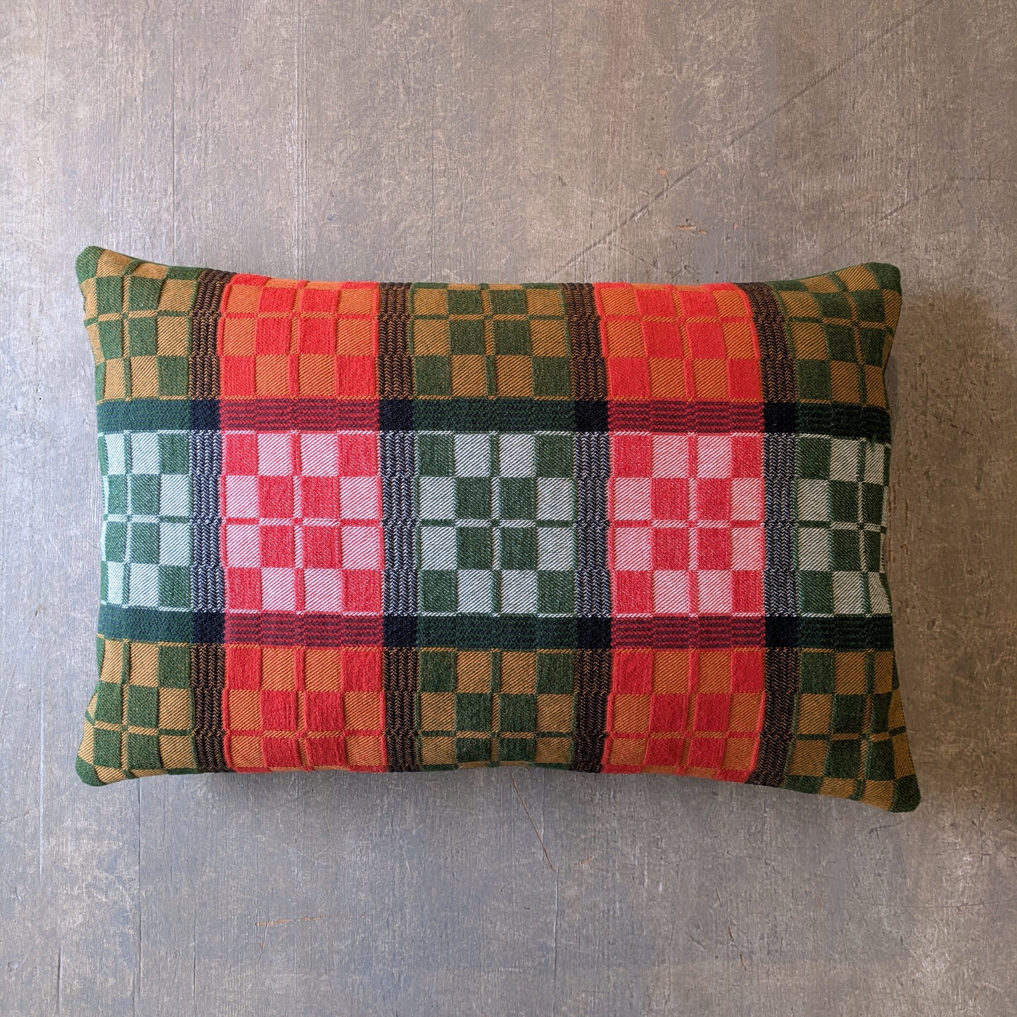 Handvävd kudde i Östgötadräll  30 x 50 cm