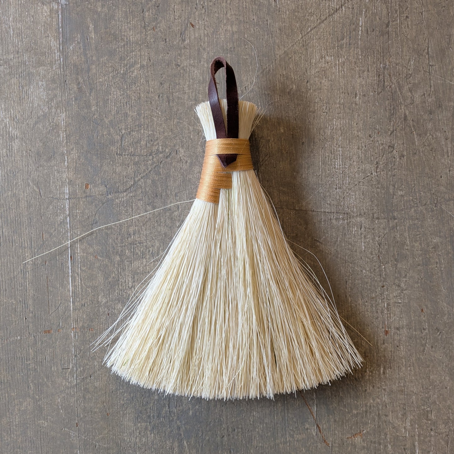 Liten handgjord borste i tampico