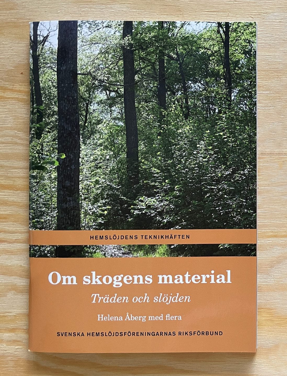 Om skogens material : träden och slöjden - Ett teknikhäfte av Helena Åberg med flera