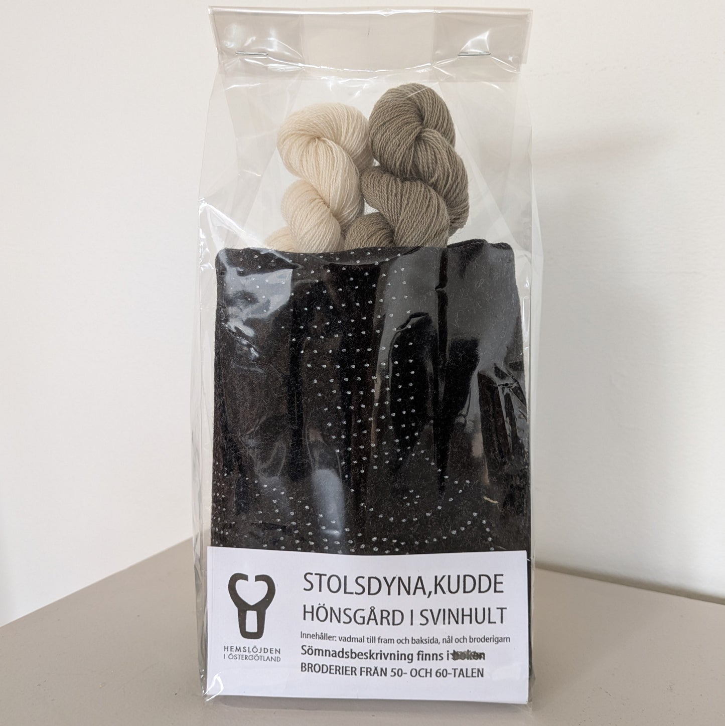 Hönsgård i Svinhult Stolsdyna, broderikit