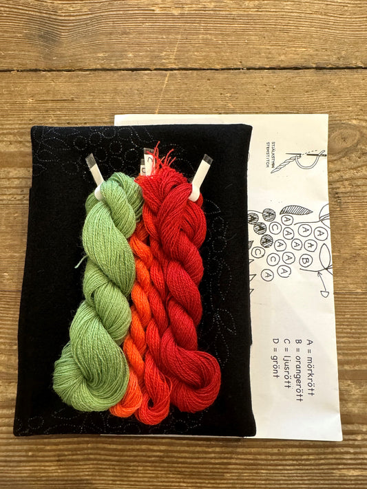 Rönnbär, broderikit kudde