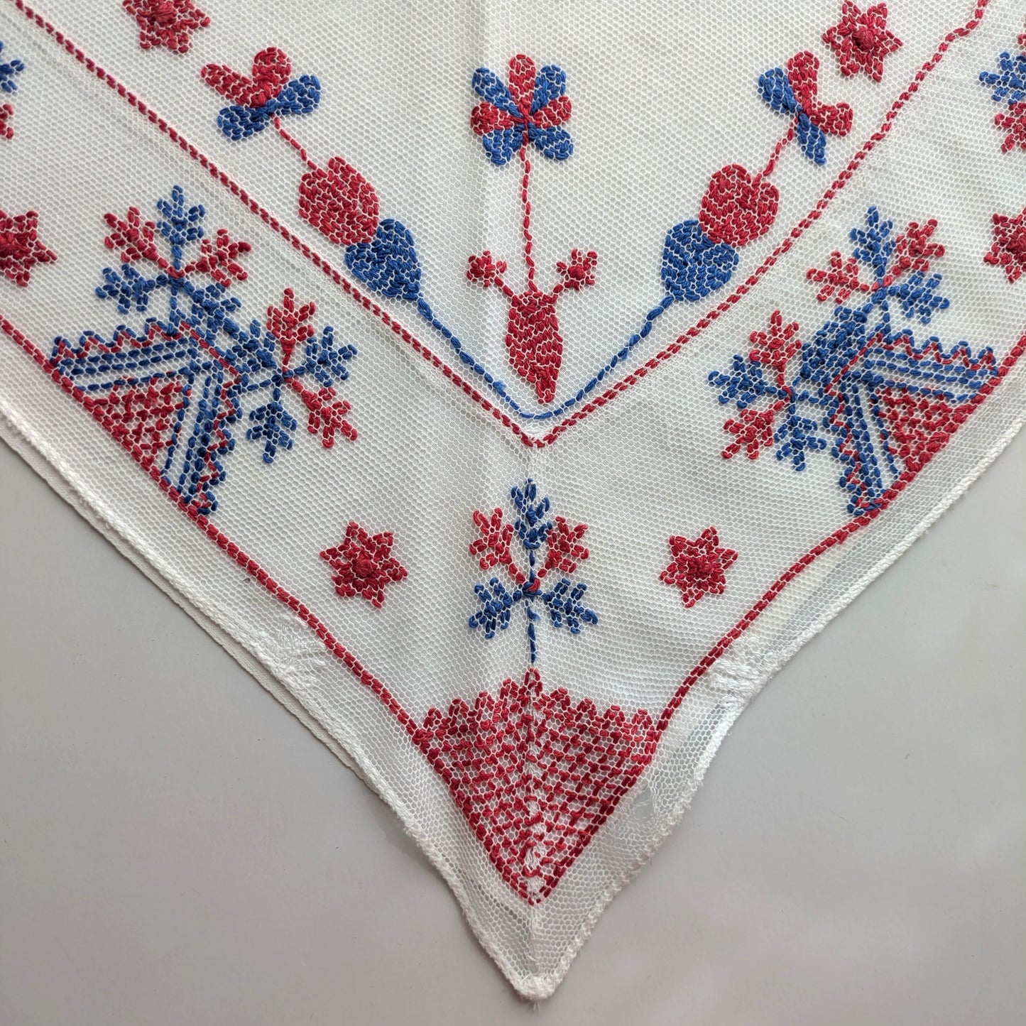 Skedevi halskläde med tyllbård